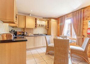 Fridge, oven, stovetop, dishwasher - Sturt Watersedge Lodge (Tilford, Farnham)