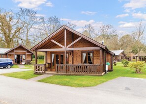Exterior - Sturt Watersedge Lodge (Tilford, Farnham)
