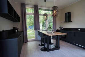 Jääkaappi, mikroaaltouuni, liesi, astianpesukone