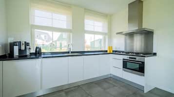 Een koelkast, een magnetron, een vaatwasser