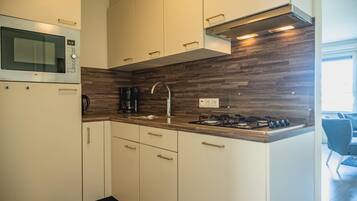 Refrigerador, microondas, lavavajillas y cafetera y tetera