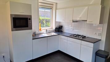 Réfrigérateur, micro-ondes, lave-vaisselle, cafetiÚre/bouilloire