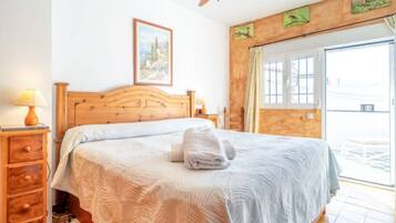 3 slaapkamers, een strijkplank/strijkijzer, gratis wifi, beddengoed
