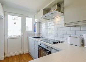 Frigorífic, forn, placa de cuina i torradora 