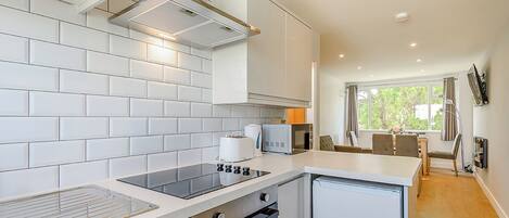 Kjøleskap, ovn, kokeplater og brødrister