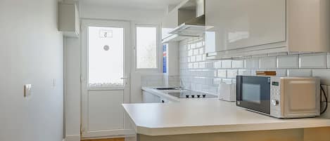 Réfrigérateur, un four, surface de cuisson, grille-pain
