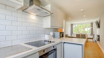 Réfrigérateur, four, plaque de cuisson, grille-pain