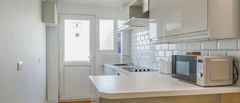 Frigorífico, horno, placa de cocina y tostadora