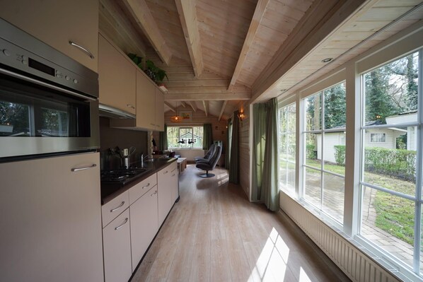 Een koelkast, een microgolfoven, een vaatwasser