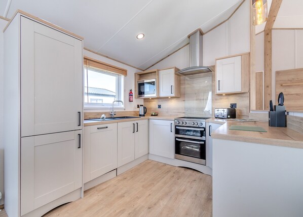 Fridge, oven, stovetop, toaster - 4 bedroom accommodation in Skegness (Skegness)