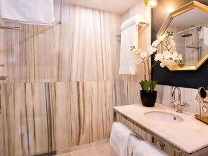 Badewanne, Haartrockner, Handtücher