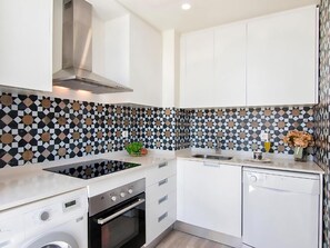 Réfrigérateur, micro-ondes, four, lave-vaisselle