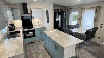 Refrigerador, microondas, lavavajillas, cafetera/tetera