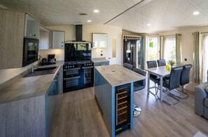 Réfrigérateur, micro-ondes, lave-vaisselle, cafetiÚre/bouilloire