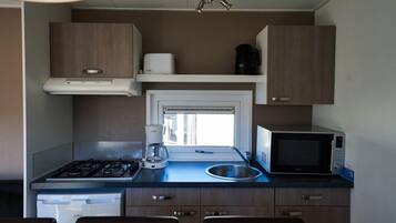 Een koelkast, een magnetron, een koffiezetapparaat/waterkoker