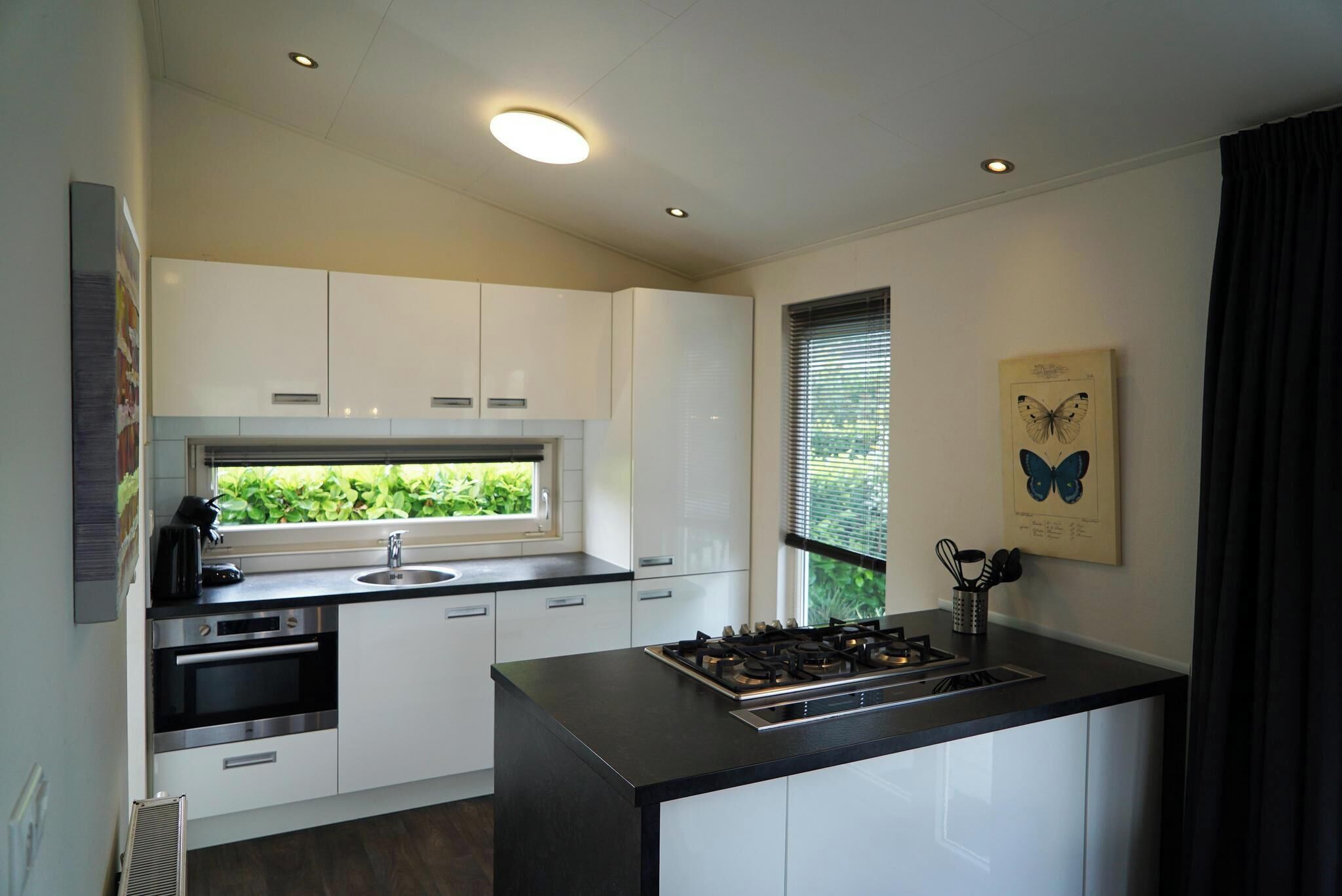 Refrigerador, microondas, lavavajillas y cafetera y tetera 