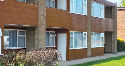 Shakespeare First Floor Apartment (Pet)