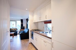 Een koelkast, een magnetron, een vaatwasser