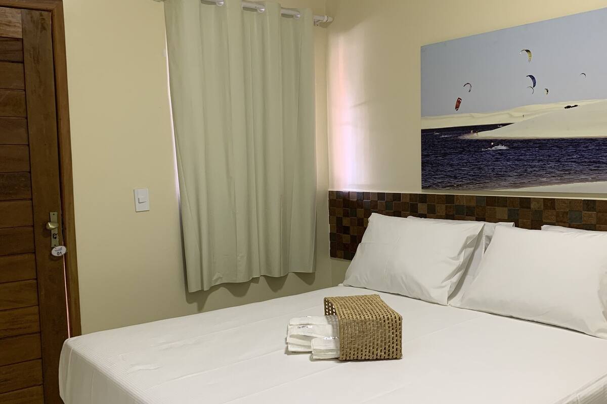 Minibar, decoración personalizada, muebles diferentes y escritorio