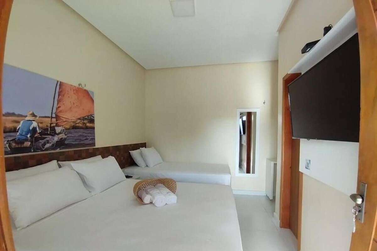 Minibar, decoración personalizada, muebles diferentes y escritorio