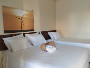 Minibar, decoración personalizada, muebles diferentes y escritorio
