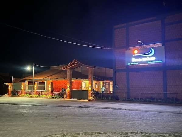 Vista frontal de la propiedad