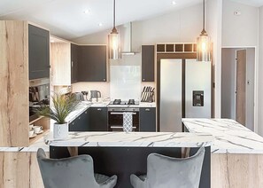 Frigorífico, horno, placa de cocina y lavavajillas