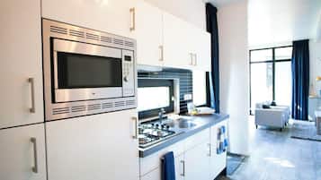 Een koelkast, een magnetron, een vaatwasser