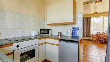 Fridge, oven, stovetop, toaster