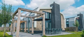 Detached villa with six bedrooms, one bathroom and a dishwasher