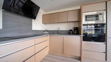 Fridge, dishwasher, coffee/tea maker