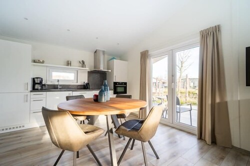 Freistehendes Chalet am Wasser mit zwei Schlafzimmern