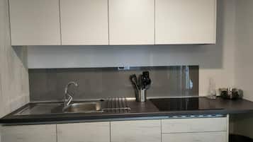 Fridge, stovetop, dishwasher