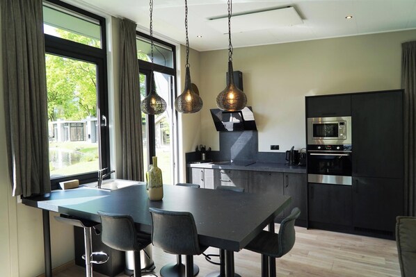 Kjøleskap, mikrobølgeovn, kokeplater og oppvaskmaskin