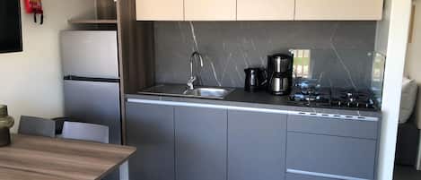 Fridge, coffee/tea maker