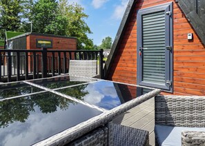 Outdoor spa tub - 1 bedroom accommodation in Hoddesdon (Hoddesdon)