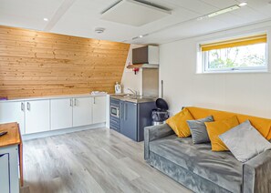 Living area - 1 bedroom accommodation in Hoddesdon (Hoddesdon)