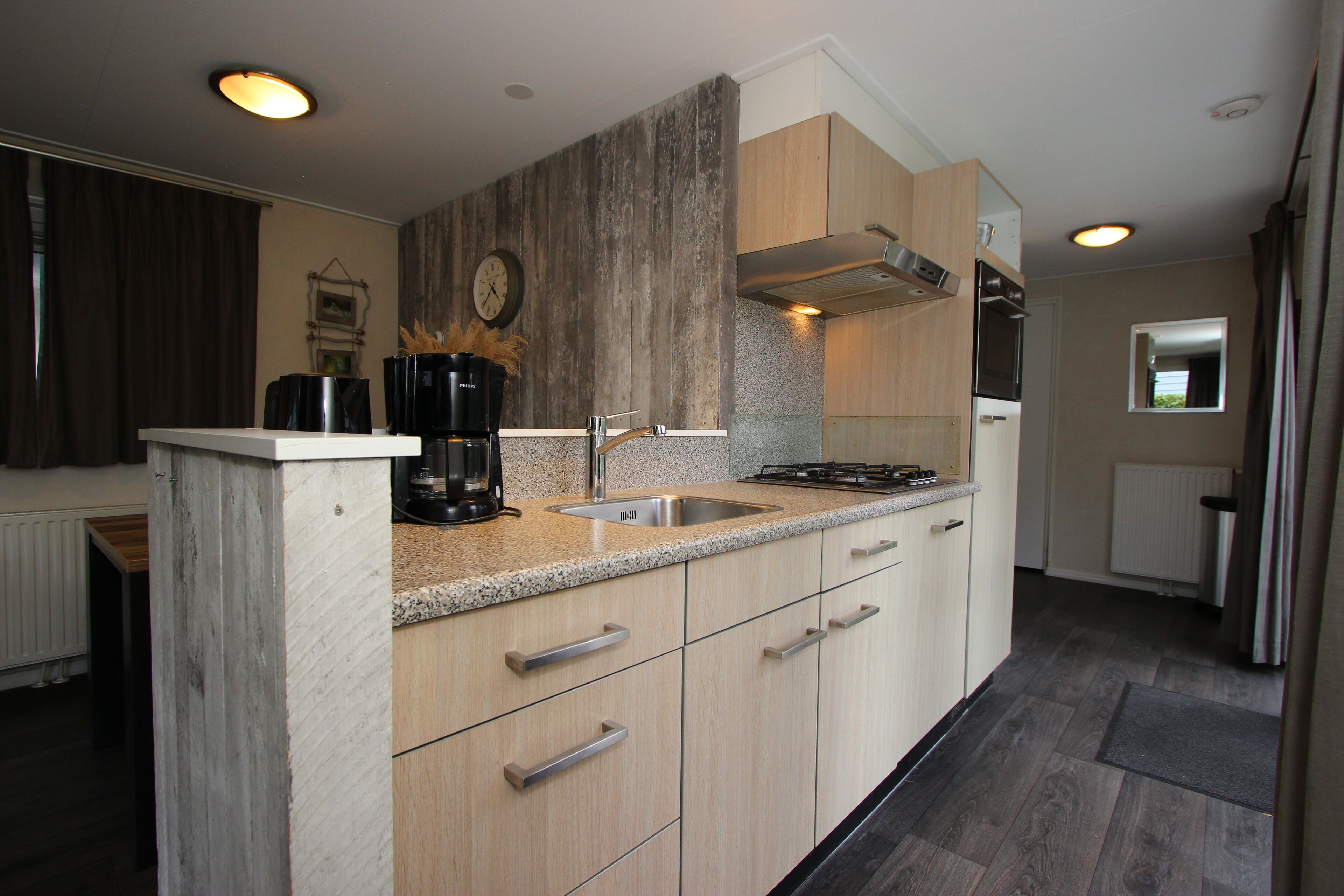 Køleskab, opvaskemaskine, kaffe-/temaskine