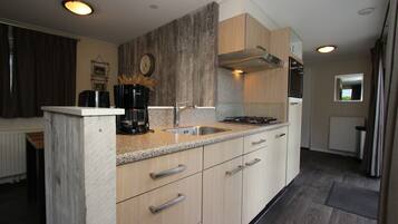 Kühlschrank, Geschirrspüler, Wasserkocher mit Kaffee-/Teezubehör