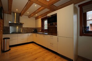 Réfrigérateur, micro-ondes, lave-vaisselle, cafetière/bouilloire