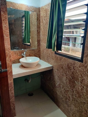 Shower, free toiletries, towels