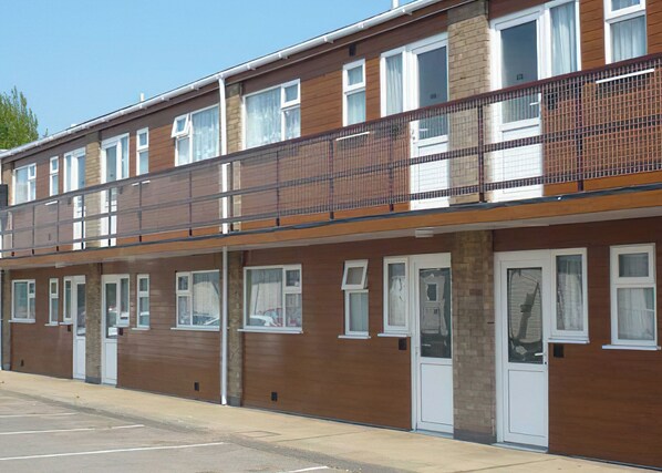 Exterior - Shakespeare Ground Floor Apartment (Pet) (Roman Bank, Skegness)