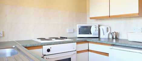 Réfrigérateur, un four, surface de cuisson, grille-pain