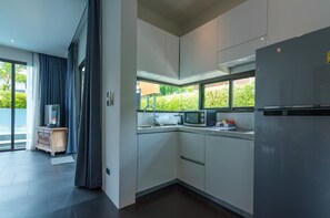 Kühlschrank, Mikrowelle, Herdplatte, Wasserkocher