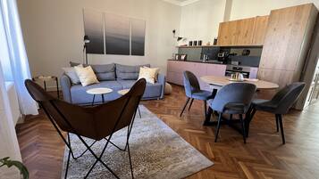 Smart TV, books, stereo