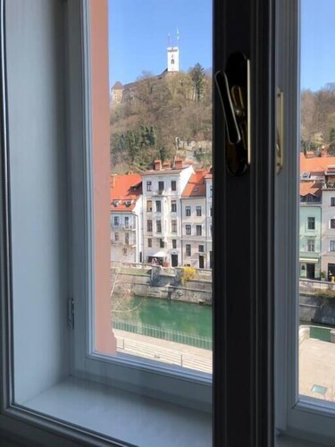Riverside Apartment Ljubljana with free parking