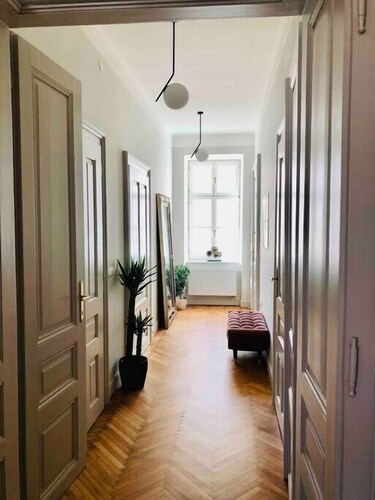 Riverside apartment with free parking