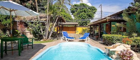 Una piscina al aire libre