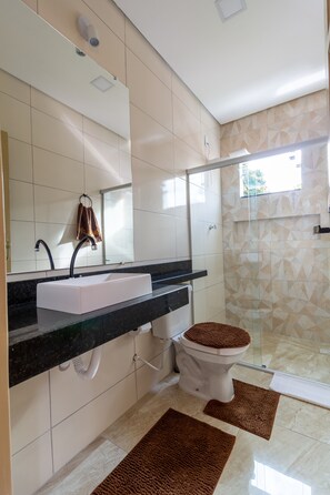 Dusche, Haartrockner, Handtücher, Seife