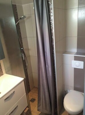 Douche, savon, shampoing, papier toilette
